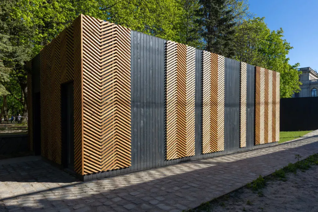 Bâtiment modulaire en parc avec bardage bois écoresponsable issu du réemploi de bâtiments modulaires