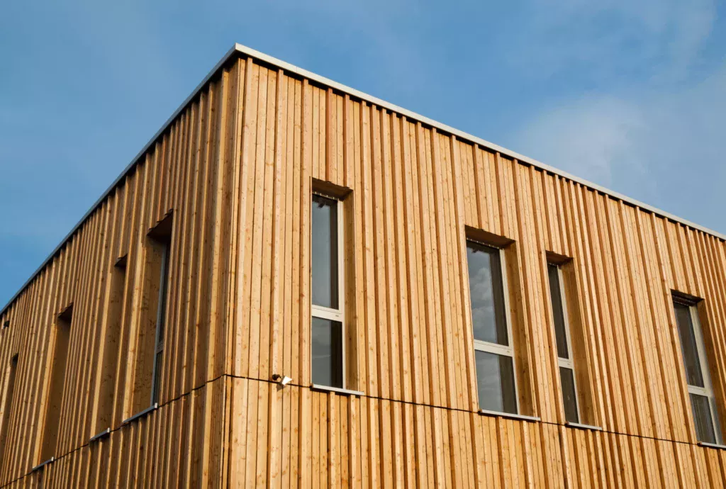Bâtiment modulaire reconditionné à structure bois, intégré dans un environnement naturel