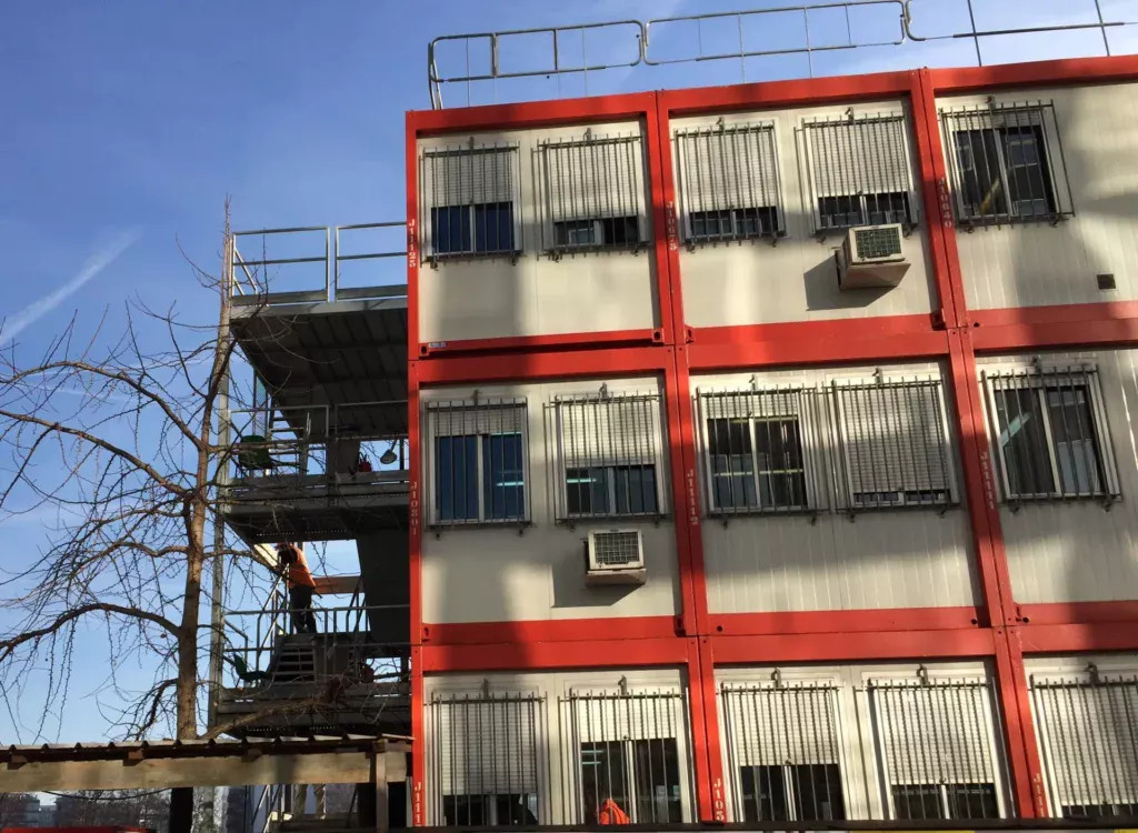 Chantier en milieu urbain avec bâtiment modulaire de chantier