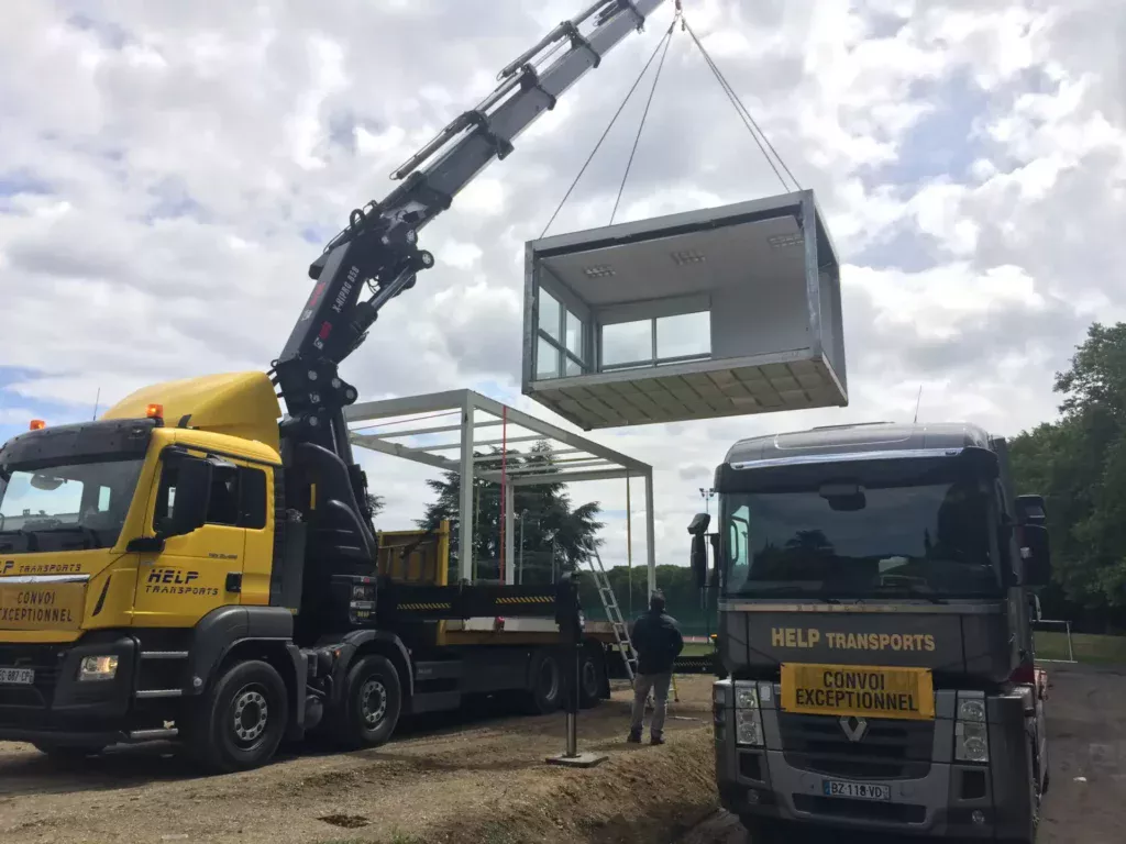 réemploi de bâtiments modulaires, phase de levage du bâtiment avec grue
