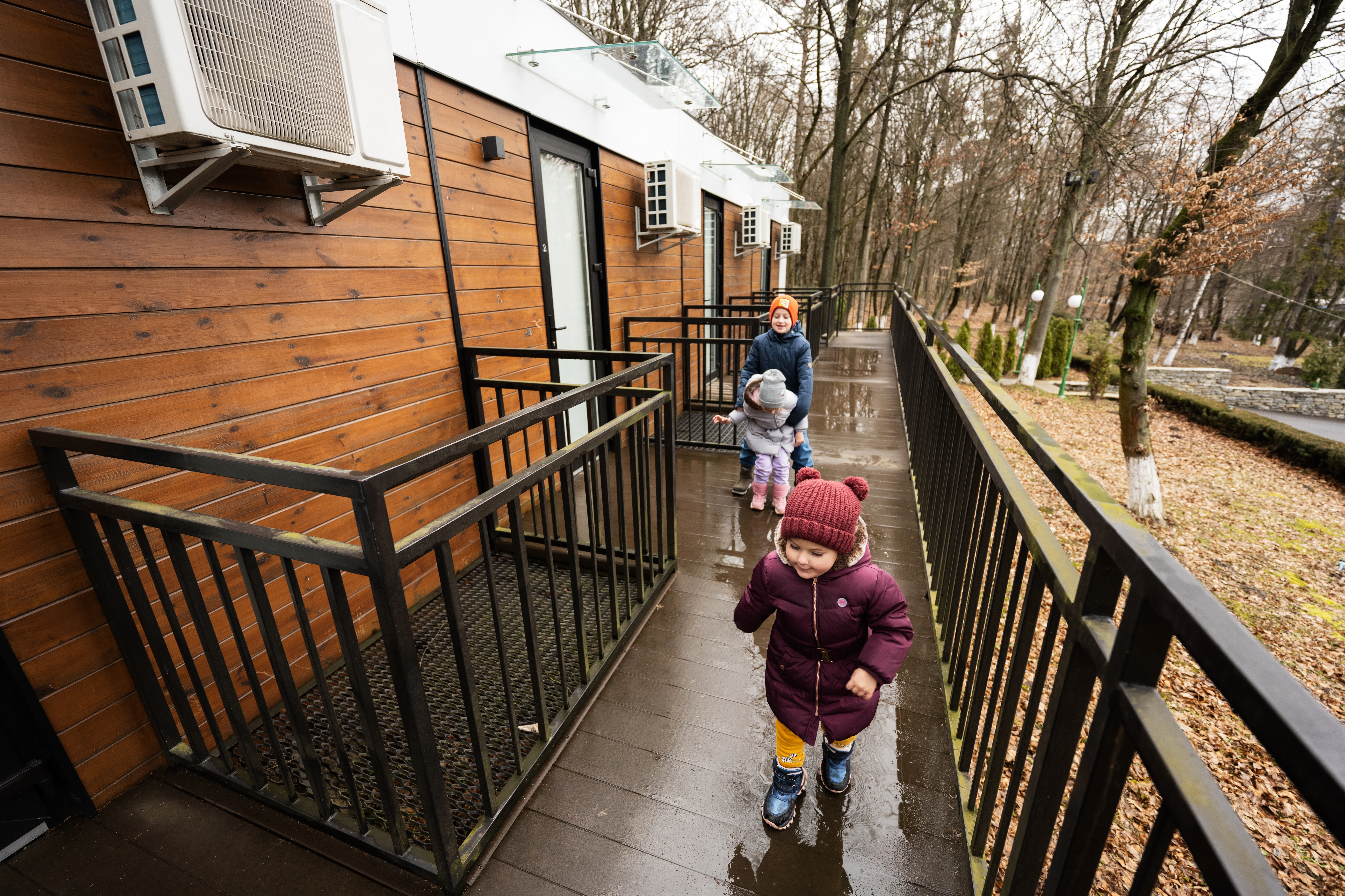 Réemploi bâtiment modulaire résidentiels en réemploi installés en forêt, avec des enfants courant devant