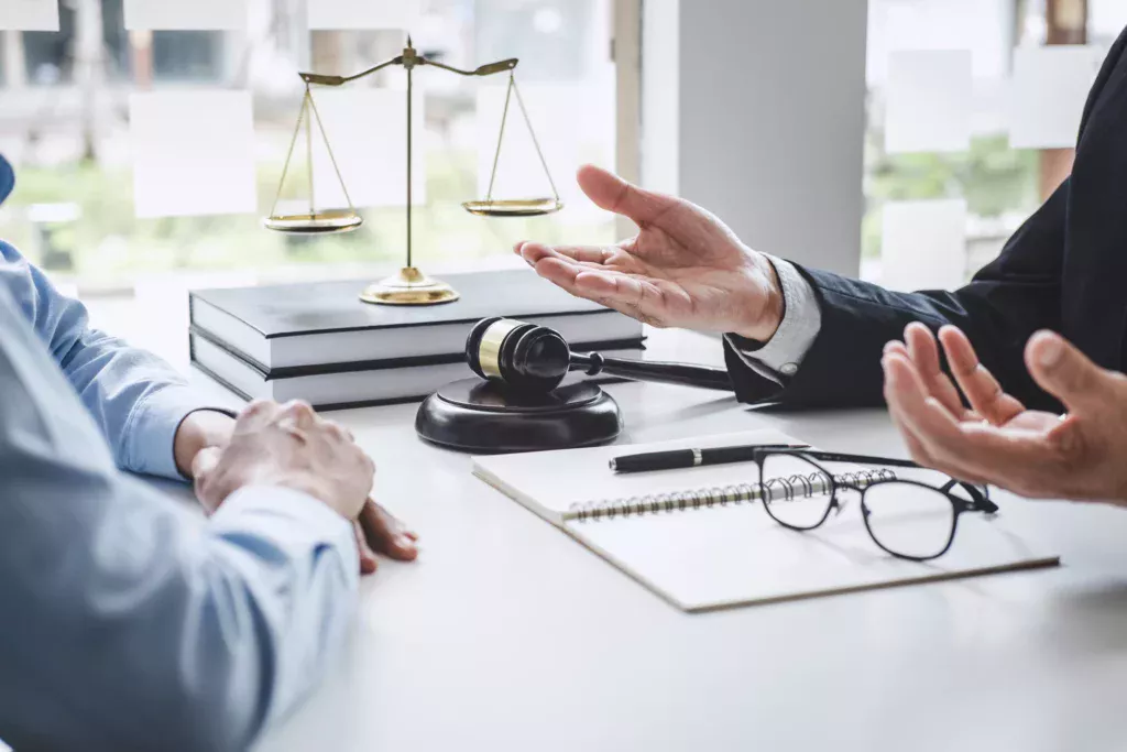 Balance et marteau de justice sur un bureau, illustrant le code de l'environnement pour le réemploi modulaire