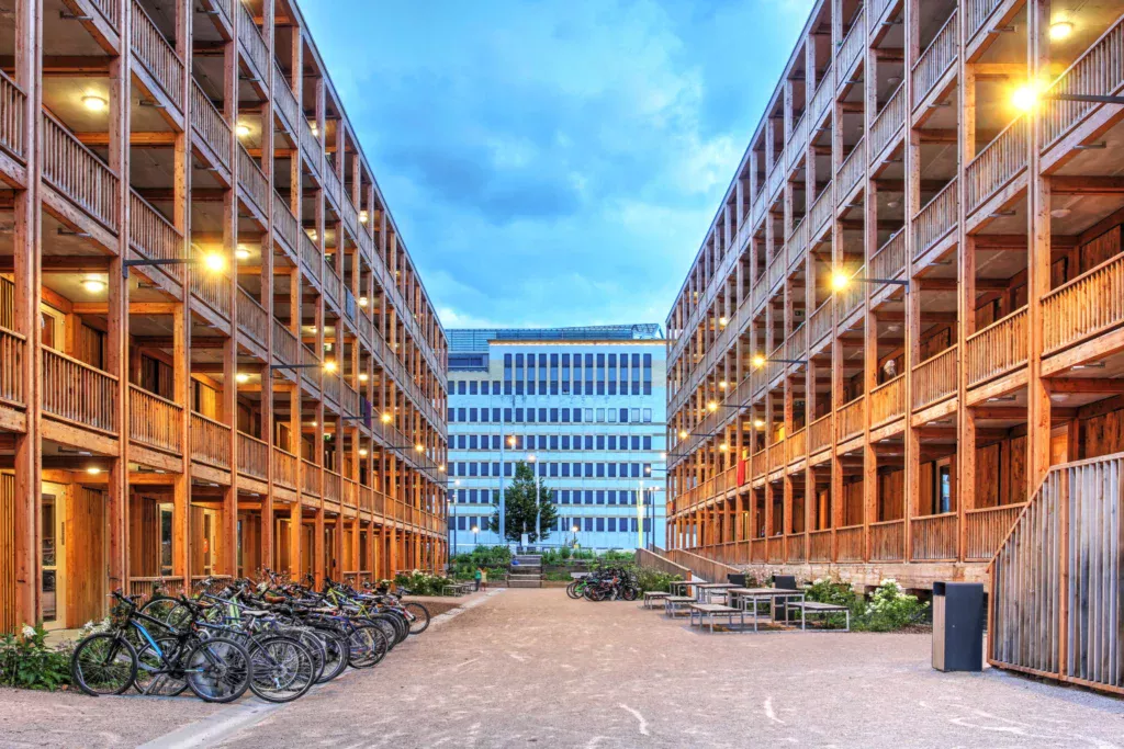 Immeubles issus de réemploi de bâtiments modulaires avec accès bois pour chaque logement