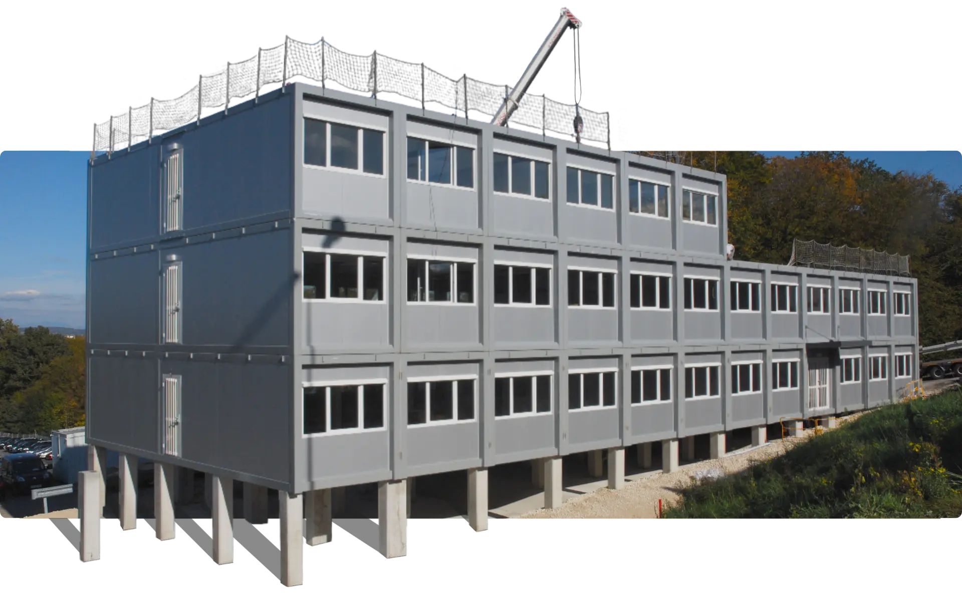 Bâtiment modulaire gris reconditionné sur trois niveaux