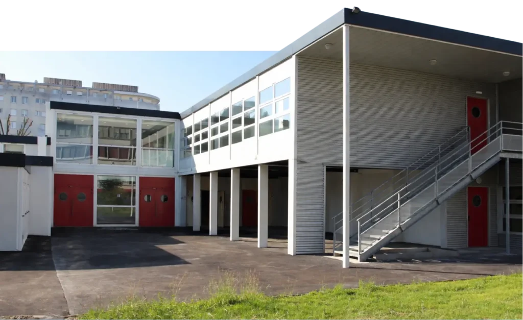 Achat d'un bâtiment modulaire d'occasion blanc sur deux étages
