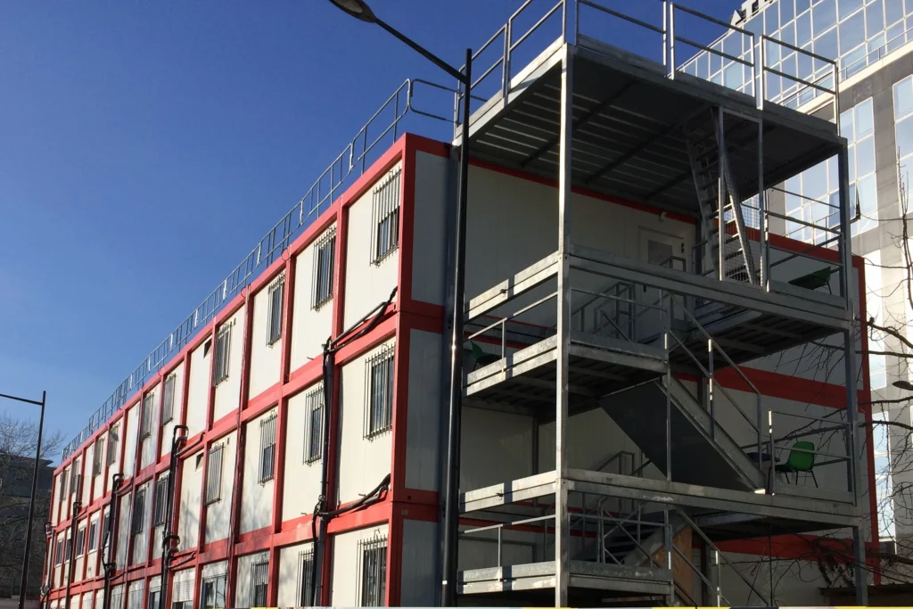 bâtiment modulaire enlevé et réemployé sur un chantier urbain,