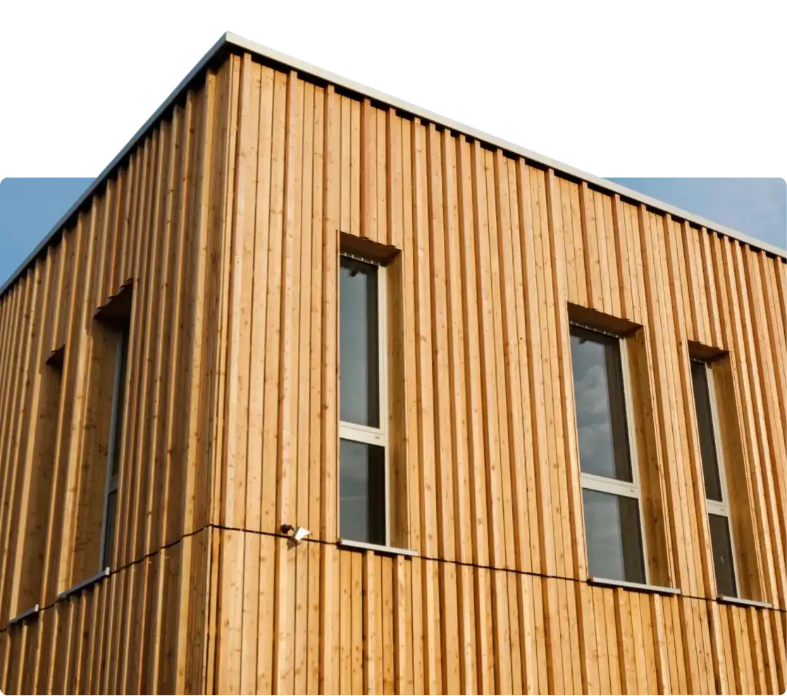 Bâtiment modulaire reconditionné à structure bois, intégré dans un environnement naturel