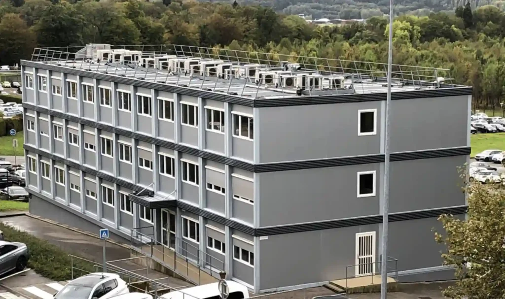 Bureaux modulaires gris sur 3 étages