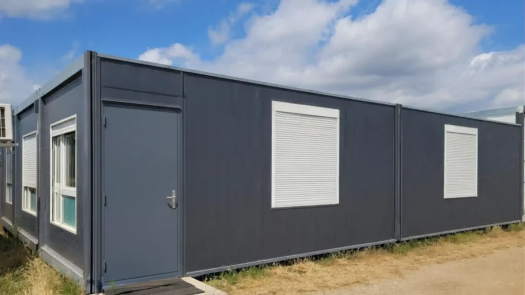 ancienne école modulaire réemployée en salle de sport