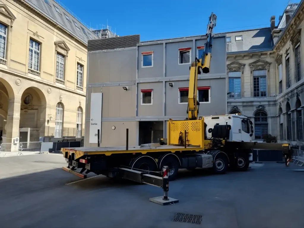 Bibliothèque modulaire en cours de démontage