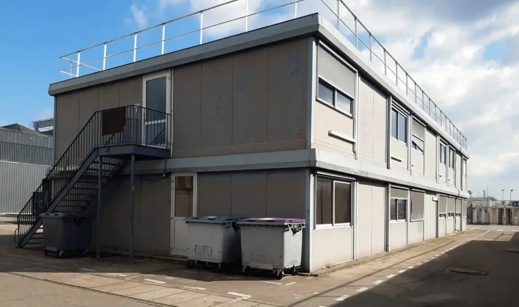 anciens bureaux modulaires avant leur réemploi en entrepôt modulaire
