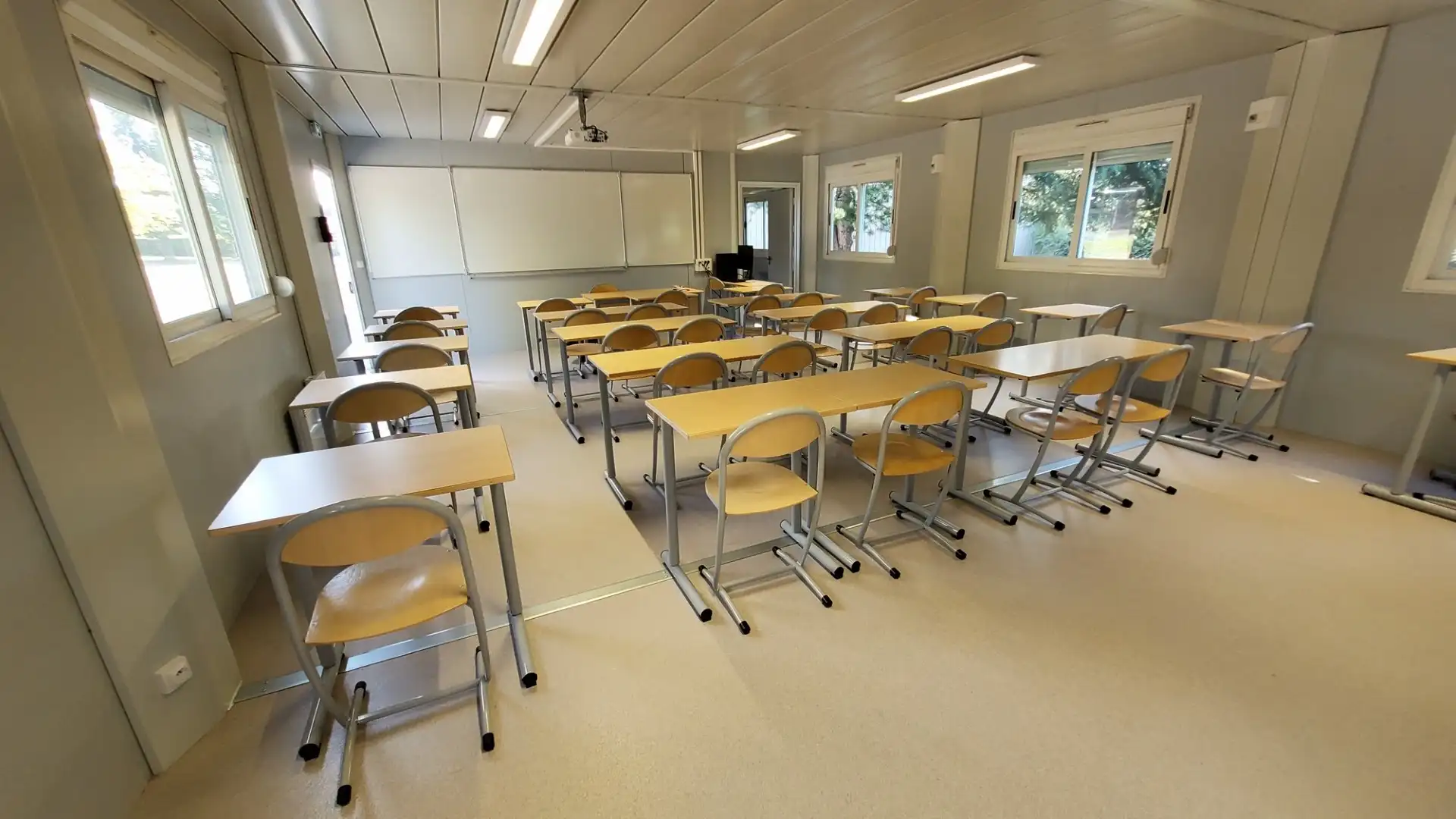 Vue intérieure d'une salle de classe modulaire