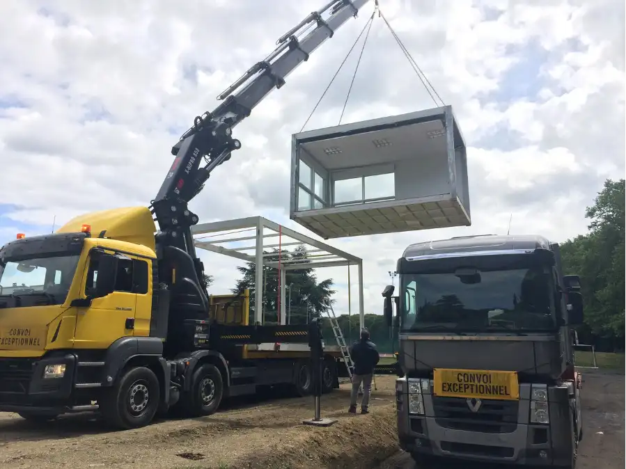 réemploi de bâtiments modulaires, phase de levage du bâtiment avec grue