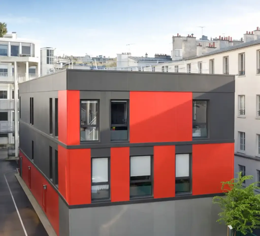 bâtiment modulaire de réemploi couleurs rouge et gris