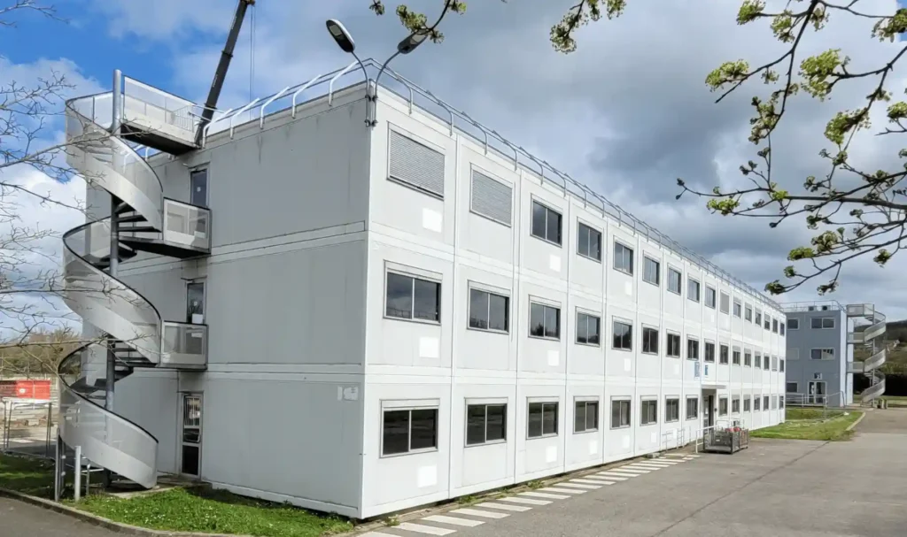anciens bureaux modulaires blancs avant réemploi en réfectoire modulaire