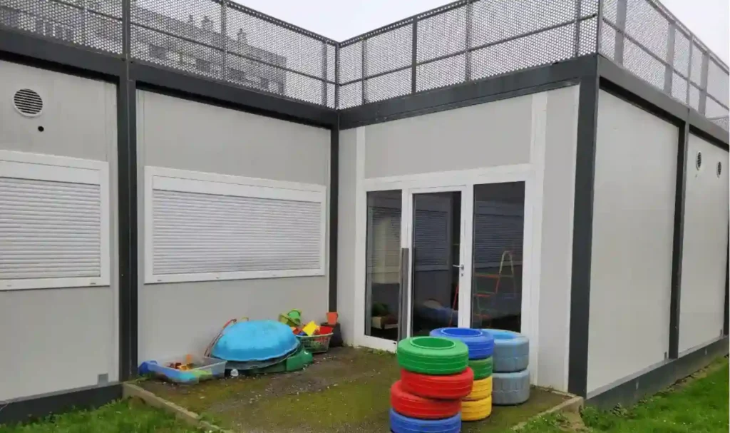 entrée d'une école modulaire maternelle