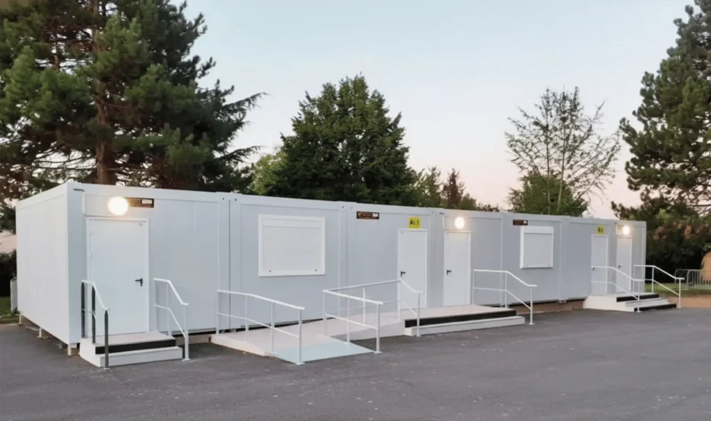 deux salles de classe modulaires installées dans la cour d'un collège
