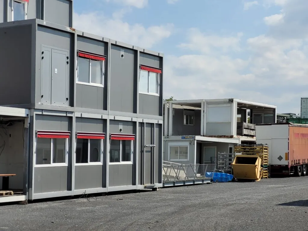 bâtiments modulaires stockés sur un site en vue de leur réemploi