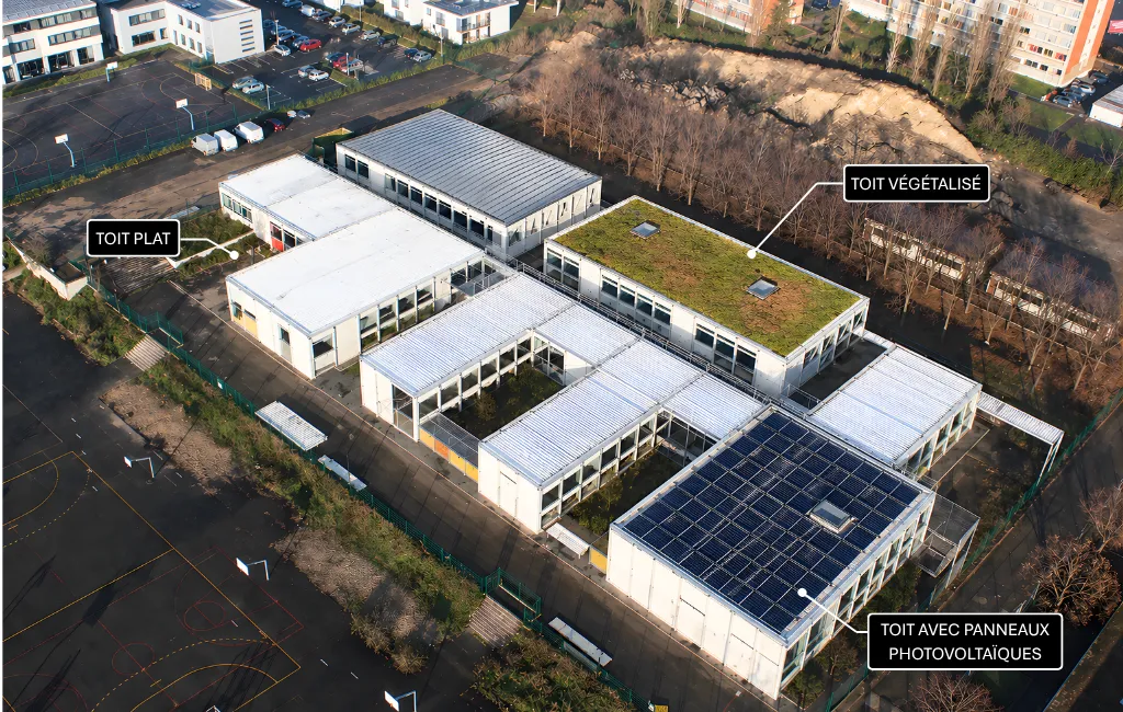 Bâtiment modulaire avec les 3 types de toiture modulaire : plat, végétalisé, avec panneaux photovoltaïques