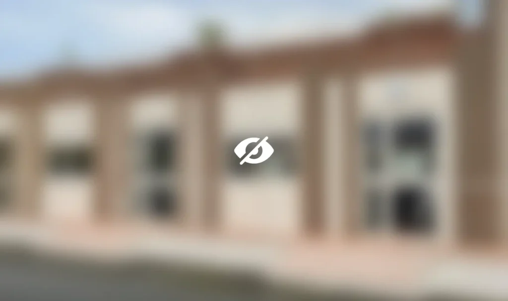 image floutée de la façade d'un réfectoire modulaire de réemploi